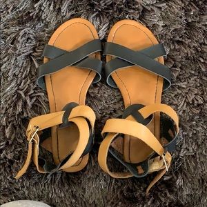 Bamboo style: Sherin black and camel color sandal